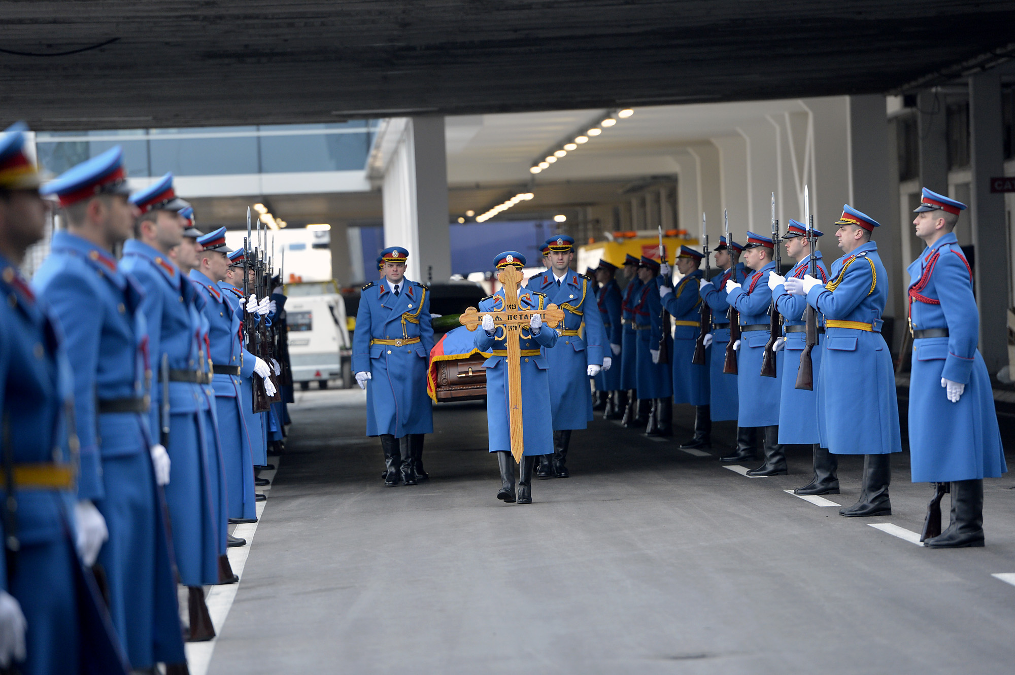 H στρατιωτική φρουρά υποδέχεται τον βασιλιά στο αεροδρόμιο του Βελιγραδίου
