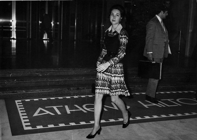 Η Julie Eisenhover, κόρη του Richard Nixon, στην είσοδο του ξενοδοχείου