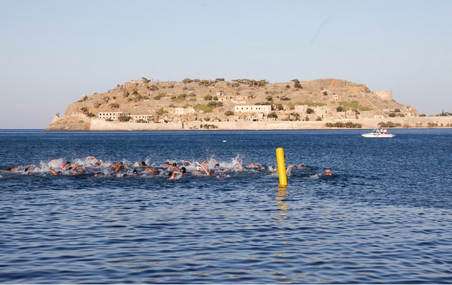 Οι κολυμβητές ξεκινούν προς την Σπιναλόγκα