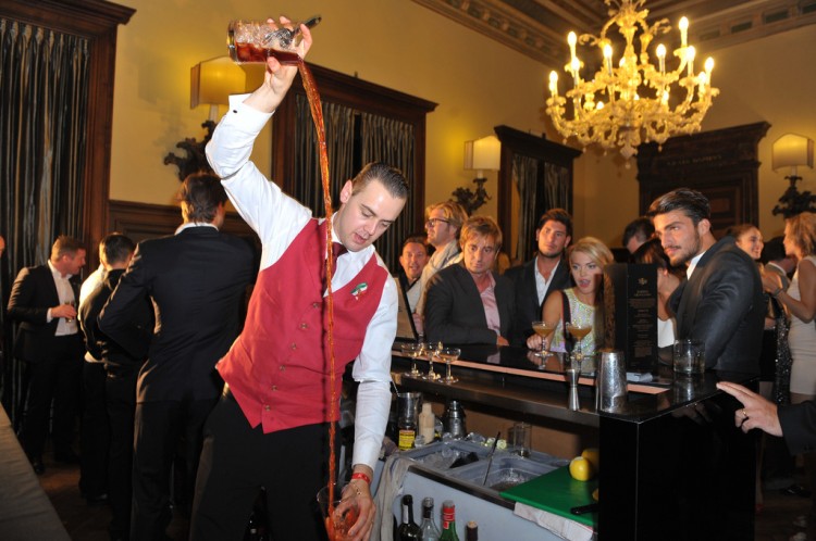 O star bartender του Λονδρέζκου Langham Hotel , Simone Caporale
