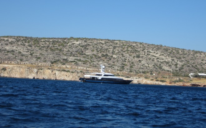 Το σκάφος του Valentino αγκυροβολημένο στον κόλπο της Αθηναϊκής Ριβιέρας, μπροστά στο Island...