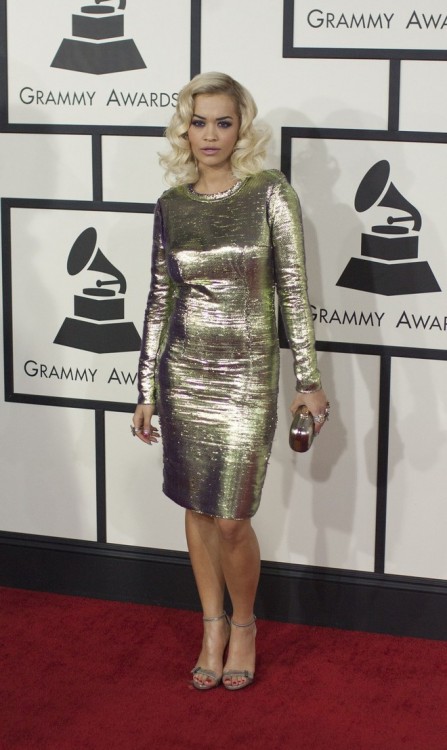 Με χρυσό φόρεμα εμφανίστηκε και η 23χρονη βρετανίδα τραγουδίστρια Rita Ora.