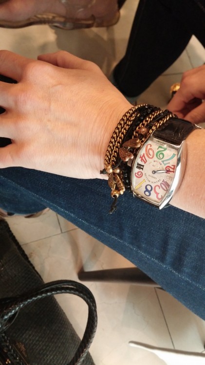Και εγώ, θαυμάζω το bracelet στον καρπό της Βανέσσας...