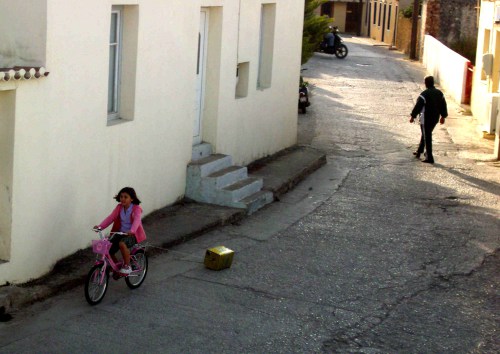 Ένα παιδί τζαράει τον τενεκέ στη γειτονιά του...Φωτογραφία από την Βαρβάρα Μπρατοπούλου