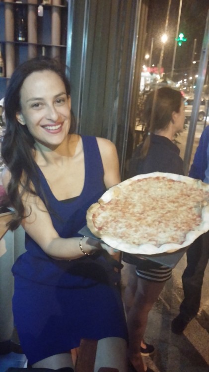 Η αδελφή της εορτάζουσας, Εμμανουέλα Λύκου, με τη συγκλονιστική pizza του Ombra...