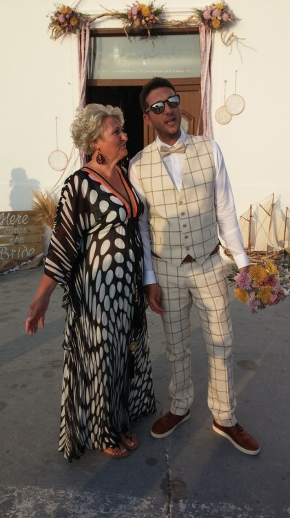 Ο γαμπρός Κώστας Μπονέλης με την μητέρα του, περιμένοντας τη νύφη...