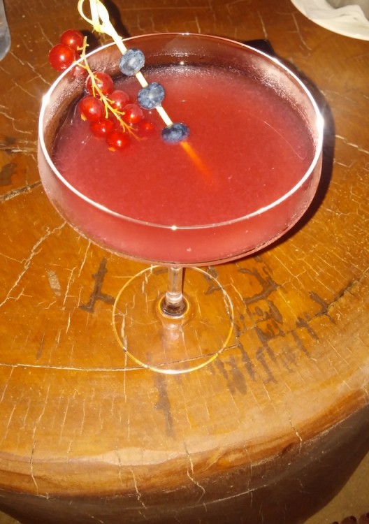 Το φετινό cocktail του Nammos "πρέπει οπωσδήποτε να το δοκιμάσετε" μου λένε το -πιο ευγενικό δεν γίνεται προσωπικό στην Ψαρρού- : Royal Chambord με απόσταγμα φρούτων του δάσους....Αρκετά χειμωνιάτικο για τα δικά μου γούστα αλλά υπέροχο...