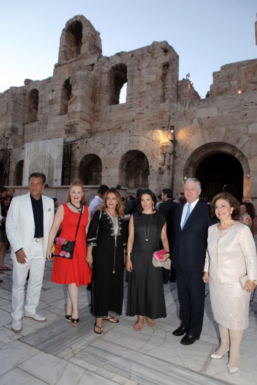 Ο Πρόεδρος του Lifeline Hellas Ζήσης Μπουκουβάλας με την Ειρήνη Νταϊφά, την Αγάπη Πολίτη, την Όλγα Κεφαλογιάννη και το πριγκιπικό ζεύγος της Σερβίας