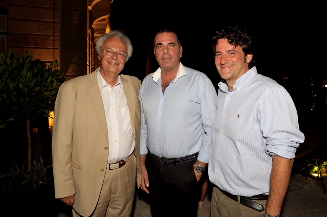 Ο Πρόεδρος του ιδρύματος της Αναργυρείου και Κοργιαλενείου Σχολής, καθηγητής κ. Κωνσταντίνος Στεφάνου, ο Δήμαρχος Σπετσών κ. Παναγιώτης Λυράκης, και ο Διευθύνων Σύμβουλος του Poseidonion Grand Hotel, κ. Αντώνης Βορδώνης