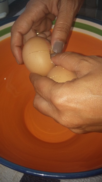 Σπάμε τα αβγά μέσα στο μπολ που θα δουλέψουμε...