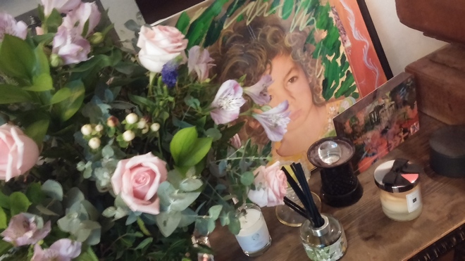 H Kate βάζει τα φρέσκα λουλούδια της σε σαμπανιέρα, δίπλα στο πορτραίτο της κόρης της. Και εγώ...