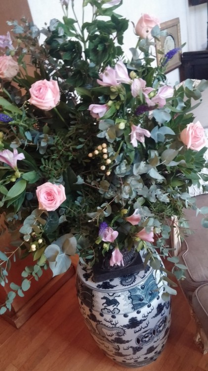 English roses....Είδατε στο video το μπουκέτο με τα ροζ βελούδινα τριαντάφυλλα που κυριαρχεί στον χώρο της Kate Moss? Αυτή είναι η δική μου version, επιμελημένη από την Antoinetta Koutsouradi. Like it?  
