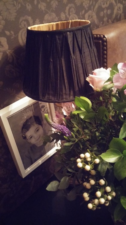 Και το δικό μου: Όταν ξυπνάω θέλω το πρώτο πράγμα που αντικρίζω να είναι η φωτογραφία της κόρης μου και φρέσκα λουλούδια...