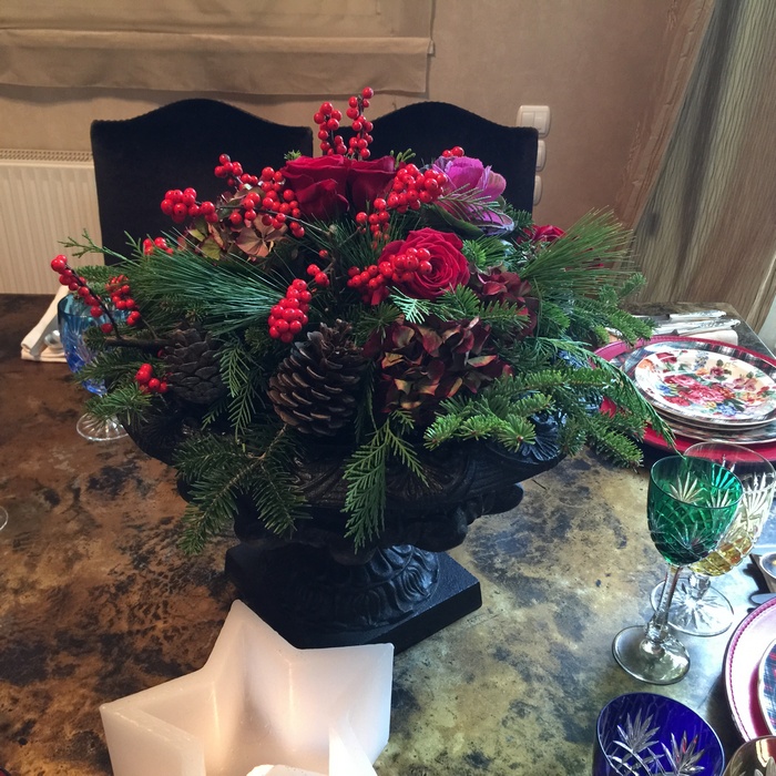 Για το center piece του τραπεζιού, ζήτησα από την αγαπημένη μου florist, Antoinetta Koutsouradi, να μου φτιάξει μία Χριστουγεννιάτικη σύνθεση με λουλούδια όπως ακριβώς αποτυπώνονται στο σερβίτσιο μου...