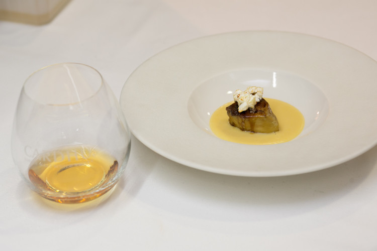 Foie gras με μια κρέμα καλαμποκιού με παλαιωμένο βαλσαμικό ξύδι και καραμελωμένο ποπ κορν! Ένα πιάτο που «φώναζε» για ουίσκι από μακριά …και το συνοδεύσαμε με σκέτο Cardhu Gold Reserve...