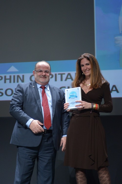  Η Κατερίνα Κατώπη, Γενική Διευθύντρια της Dolphin Capital Partners, παραλαμβάνει το Ασημένιο Βραβείο στην κατηγορία «Ανακαίνιση» για το ξενοδοχείο Nikki Beach Resort & Spa από το Γιώργο Καββαθά