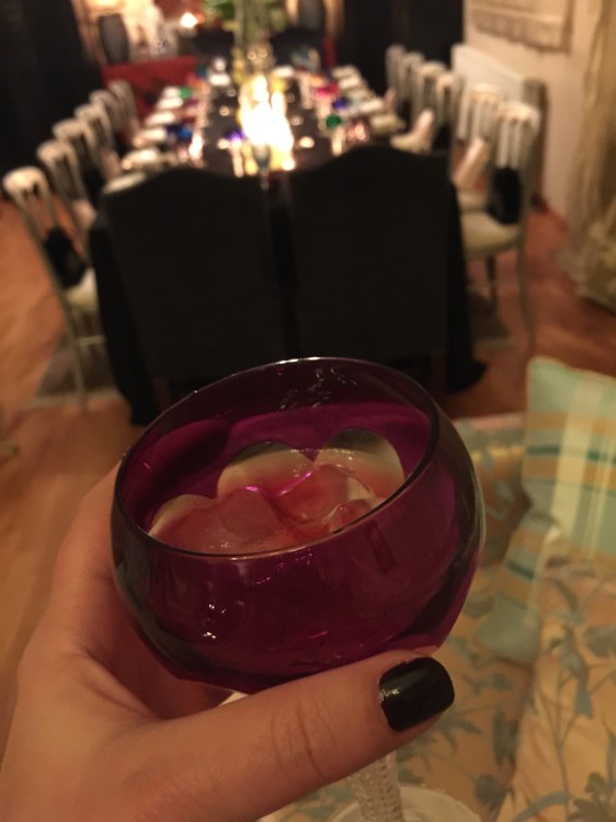 Δοκιμάζω την "ένταση" του περίφημου cocktail με το sake, το ρούμι και τον χυμό από ρόδι. Σερβίρεται με πολύ πάγο...Cheers!