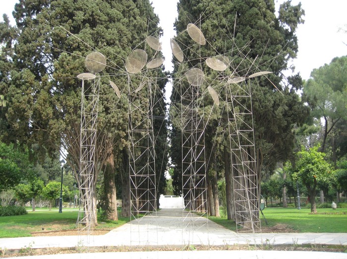Στους κήπους του Προεδρικού Μεγάρου υπάρχει ένα ακόμη γλυπτό του Γιώργου Ζογγολόπουλου, το “Tel-Néant”.