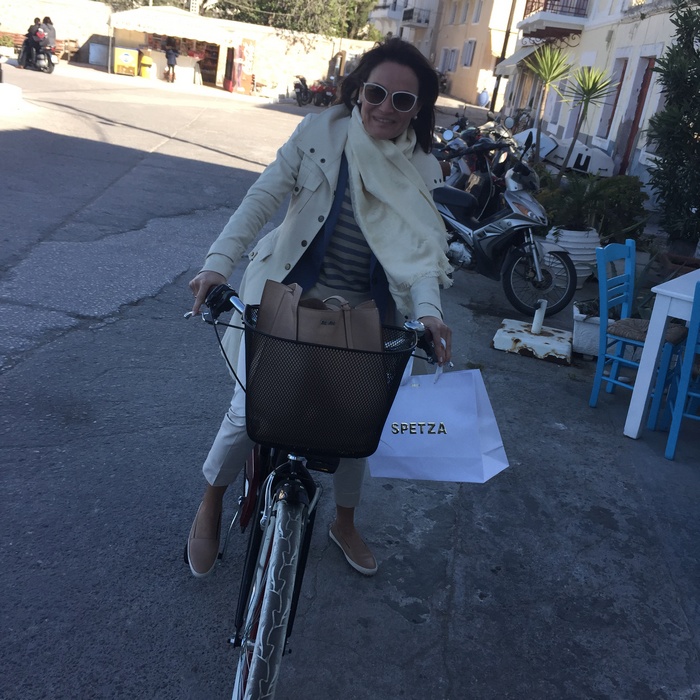 Vanity Fair: Η Μαρία Στρατή με vintage ποδήλατο στη Promenade του νησιού...