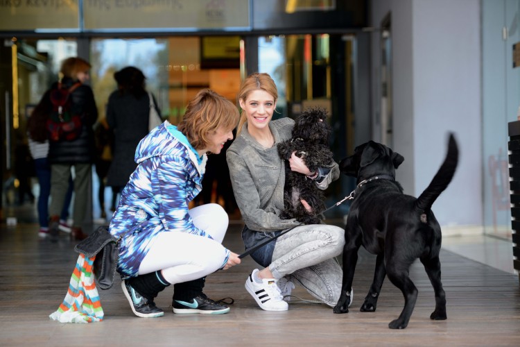 Η Pet Expert του JOY, Τζένη Θεωνά με τη σκυλίτσα της Sushi υποδέχονται τους pet lovers του Golden Hall, με τα αγαπημένα τους κατοικίδια. 
