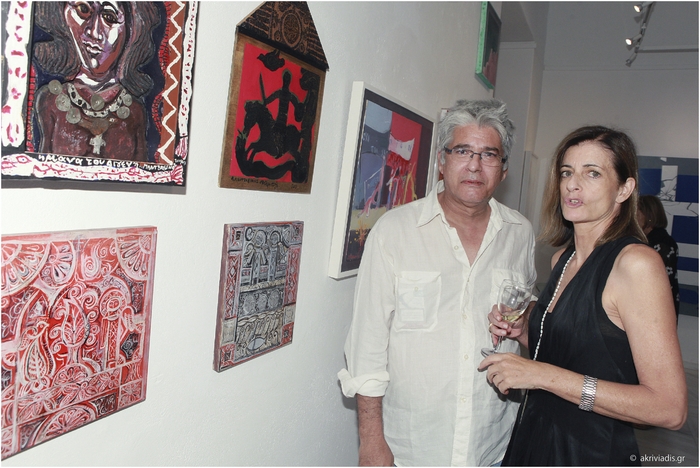 Ο ζωγράφος Τάσος Μαντζαβίνος  με την επιμελήτρια της Συλλογής έργων τέχνης της Alpha Bank, Ειρήνη Οράτη