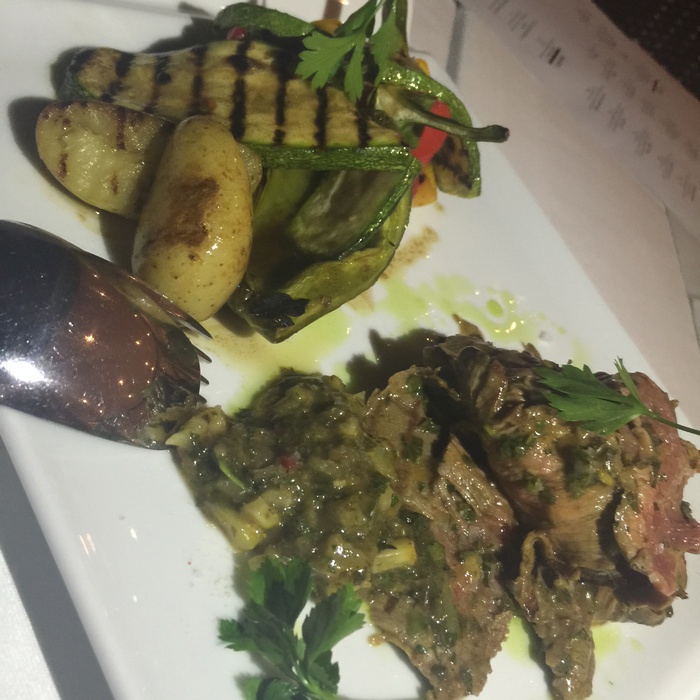 Τέλος, το πιάτο που στέλνω φωτογραφία στον Νικόλα: Flank Steak Angus μαριναρισμένο σε πέστο, δεντρολίβανου και ξύσμα λεμονιού με ψητά λαχανικά!