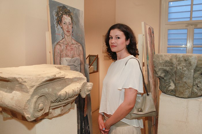 Η σύζυγος του καλλιτέχνη, Λουίζα Παπανικολάου, μπροστά στο έργο "Λουίζα"