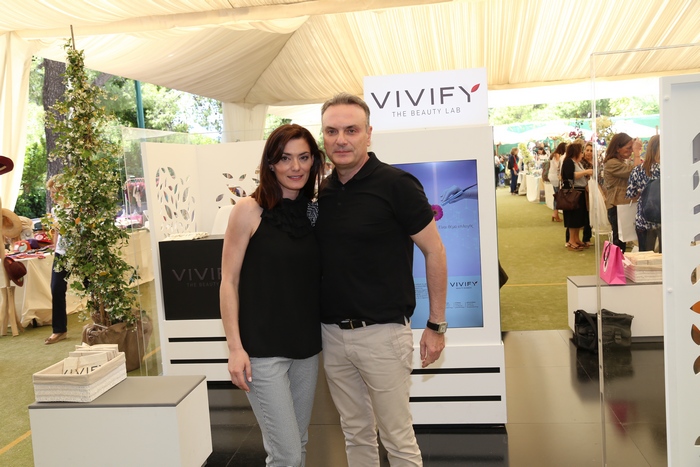 Η Εύη Βάϊου και ο Σωτήρης Κομματάς της Vivify. Η Εταιρεία Vivify εκτός από την χορηγία προσέφερε και 1.000 ευρώ σε θεραπείες στα κέντρα VIVIFY για το λαχνό.