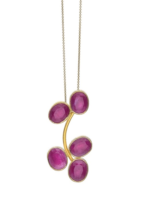 ok Grapes_Pendant with rubies 22K
