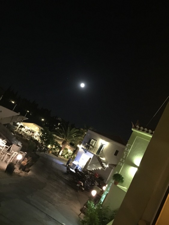 Χθες βράδυ, στο Παλιό Λιμάνι. Το ολόγιομο φεγγάρι γιορτάζει τα δωδεκάχρονα της Δανάης...