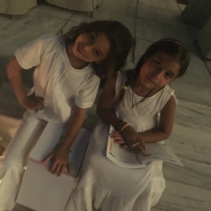 Τα παιδιά μας διαβάζουν παραμύθια στα σκαλοπάτια του Ποσειδωνίου...