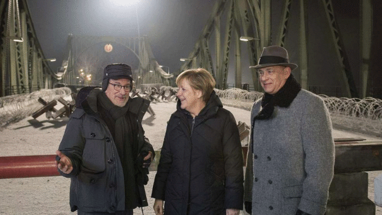 Αρκετούς μήνες πριν, το σετ των γυρισμάτων στο Βερολίνο είχε επισκεφθεί η Γερμανίδα καγκελάριος, Άγκελα Μέρκελ, για συμβολικούς λόγους, μιας και η συνάντηση πραγματοποιήθηκε στη γέφυρα Glienicke, όπου συνήθιζαν να γίνονται οι ανταλλαγές αιχμαλώτων του Ψυχρού Πολέμου. Σκηνοθέτης και πρωταγωνιστής φωτογραφήθηκαν με την καγκελάριο και η φωτογραφία έγινε viral… 