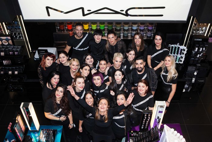 Η ομάδα των makeup artists του M·A·C store στην Ερμού