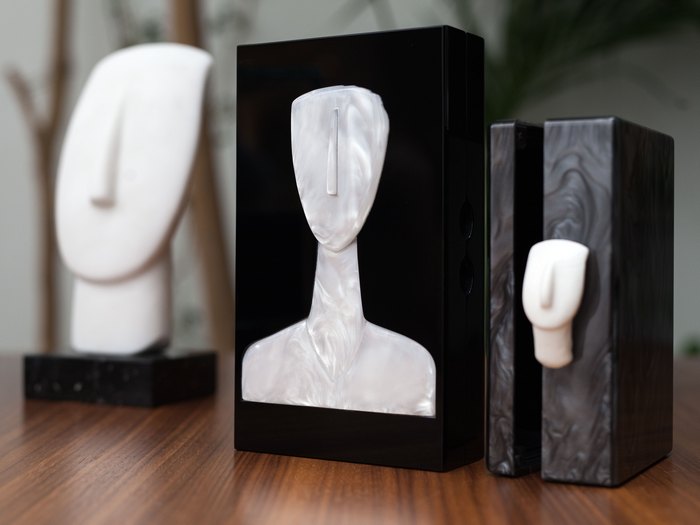 Τσάντες από plexi – glass και mother of pearl αποκλειστικά σχεδιασμένες για το Μουσείο Κυκλαδικής Τέχνης | € 600,00 – € 750,00 Σχεδιασμός : Urania Gazelli