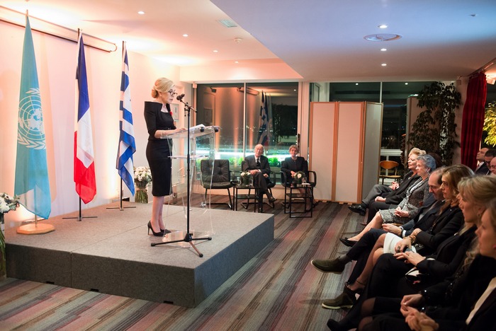 Η Μαριάννα Β. Βαρδινογιάννη στο βήμα της εκδήλωσης ευχαριστεί για την τιμή που της κάνει η Γαλλική Δημοκρατία, ο Πρόεδρος Valery Giscard d’ Estaing και η Γενική Διευθύντρια της UNESCO, κυρία Irina Bokova