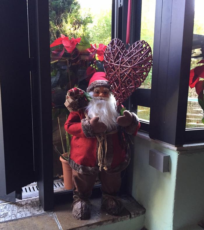 Ένας Άγιος Βασίλης υποδέχεται μικρούς και μεγάλους στους εορταστικά διακοσμημένους χώρους του "museum"...