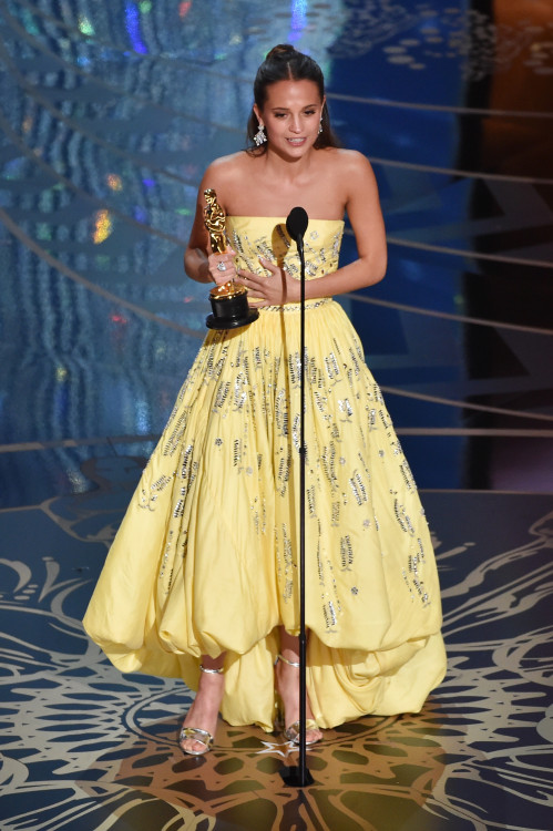 HOLLYWOOD, CA - FEBRUARY 28: Actress Alicia Vikander accepts the Best Supporting Actress award for 'The Danish Girl' onstage during the 88th Annual Academy Awards at the Dolby Theatre on February 28, 2016 in Hollywood, California. (Photo by Kevin Winter/Getty Images)