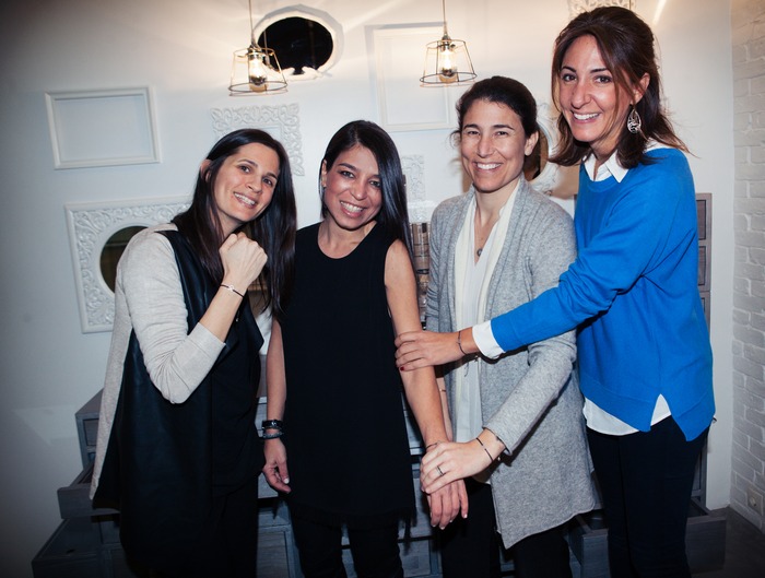 Το Δ.Σ. του Μη Κερδοσκοπικού Σωματείου «Δεσμός» με τη σχεδιάστρια του “Bond of Love” bracelet. Από αριστερά: Μαρίνα Σωτηρίου, Αννίτα Σίμα, Αλέξια Κατσαούνη, Λάρα Σταφυλοπάτη