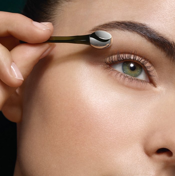 Βήμα 1 Χρησιμοποιείστε την στρογγυλή πλευρά της σπάτουλας σε καθαρό δέρμα για να αυξήσετε την μικροκυκλοφορία, να δροσίσετε και να καταπραΰνετε την περιοχή των ματιών.