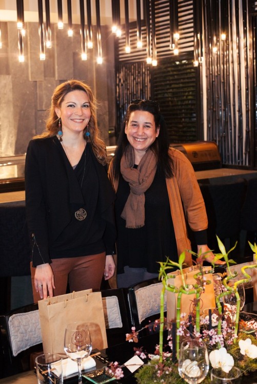 Η Μάρθα Φραγκούλη με την Αντουανέτα Κουτσουράδη που επιμελήθηκε τις υπέροχες συνθέσεις λουλουδιών του event