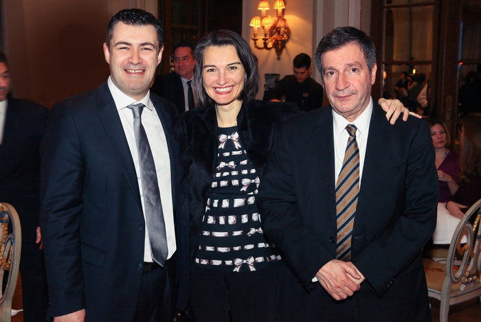 Ο Δημήτρης Ηλιόπουλος (εκδότης του περιοδικού Αθηνόραμα) με τον Γιώργο Καμίνη (Δήμαρχος Αθηναίων) και τη σύζυγό του Ντία Αναγνώστου
