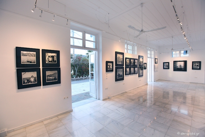 Εσωτερική άποψη της γκαλερί Citronne με τις φωτογραφίες του Robert McCabe