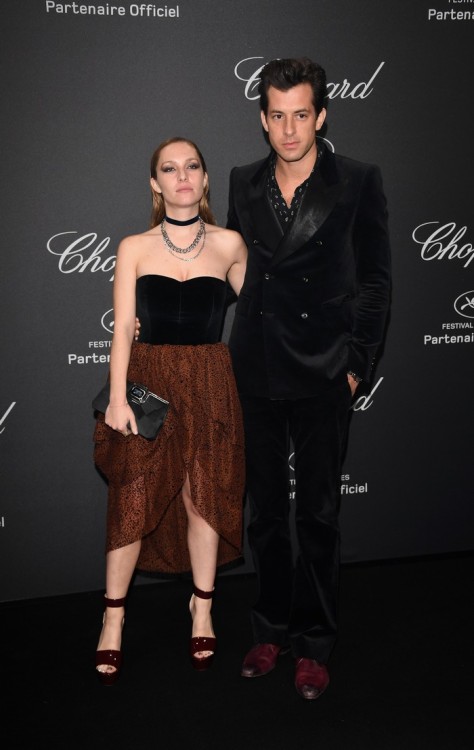 CANNES, FRANCE - MAY 16: Mark Ronson (R) and Josephine de La Baume attend Chopard Wild Party as part of The 69th Annual Cannes Film Festival at Port Canto on May 16, 2016 in Cannes, France. (Photo by Daniele Venturelli/Getty Images) *** Local Caption *** Mark Ronson; Josephine de La Baume
