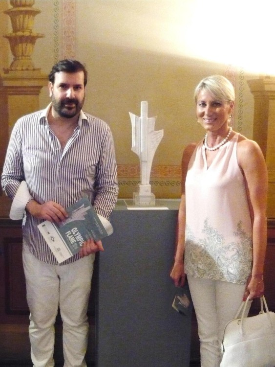 Ο Μιχαήλ Ρωμανός με την Νατάσα Καραμανλή δίπλα στο γλυπτό του Ανδρέα Παπαχρίστου