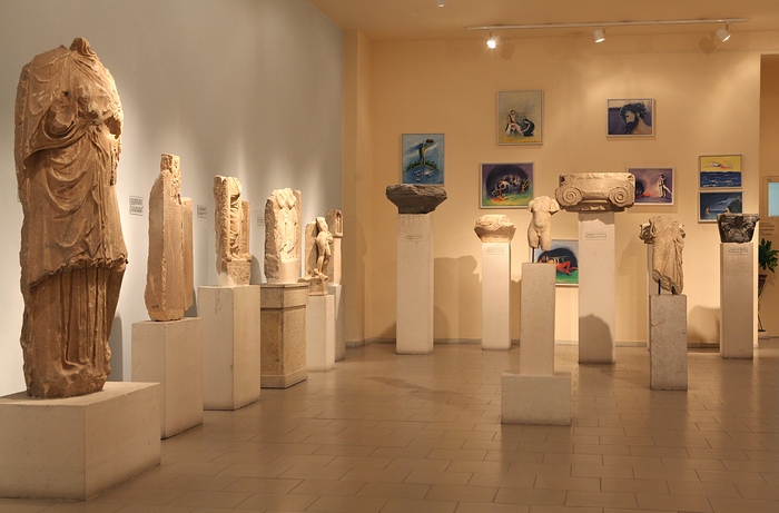 22. Εσωτερική άποψη του Αρχαιολογικού Μουσείου Πόρου με τα έργα του ζωγράφου Δημοσθένη Κοκκινίδη 
