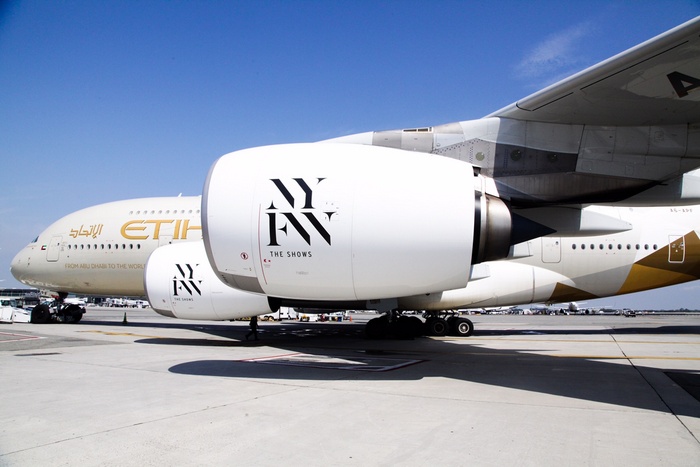  Το αεροσκάφος A380 της Etihad Airways με το λογότυπο «NYFW: The Shows» στο Διεθνές Αεροδρόμιο JFK.