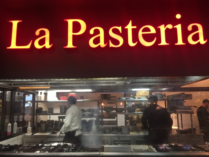 Ω ναι....Η Pasteria αποτελεί τον ιδανικό προορισμό για κάθε περίσταση -ιδίως τώρα!-, πριν ή μετά το σινεμά, μετά από βόλτες στα μαγαζιά, μετά από μία μέρα στο σχολείο...