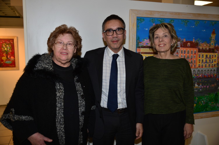 Η κριτικός και ιστορικός τέχνης κα Αθηνά Σχινά, ο Γενικός Διευθυντής των Εκπαιδευτηρίων «Ελληνογερμανική Αγωγή» κ.Σταύρος Σάββας με τη ζωγράφο Σοφία Καλογεροπούλου στα εγκαίνια της έκθεσης αντιπροσωπευτικών έργων της