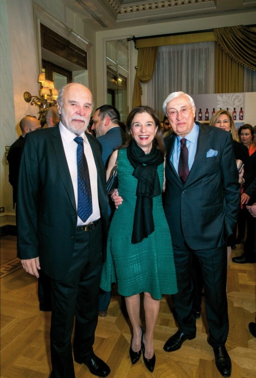Ο πρόεδρος της γευσιγνωστικής επιτροπής των Χρυσών Σκούφων Διονύσης Κούκης με το Νίκο Καλογιάννη και τη σύζυγό του