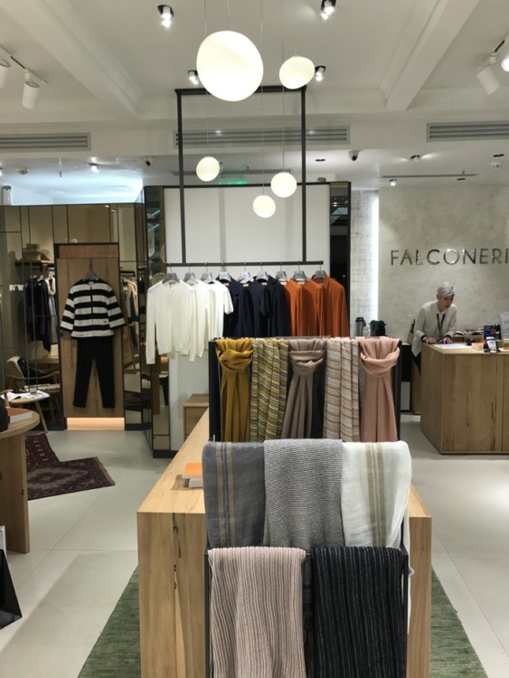 Falconeri! Η νέα άφιξη στο Golden Hall, το ιταλικό brand με δυνατή παράδοση στο εκλεκτό κασμίρ για γυναίκες και άντρες. Τα προϊόντα συνδυάζουν τα ποιοτικά κριτήρια των tailored ρούχων με προσιτές τιμές κι ένα νεανικό, σοφιστικέ στυλ...